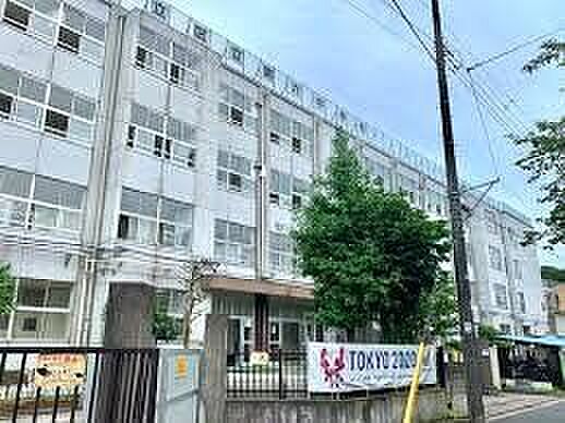 足立区立第六中学校 地域の子どもたちが通う中学校。教育環境が整っており、部活動や学校行事も充実。安心して通学しやすい立地にあります。 2130m