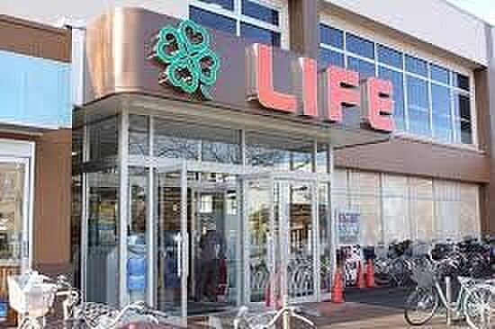 ライフ船堀店 食品や日用品など幅広い商品を取り扱う店舗。日々の食材やちょっとしたお買い物にも利用でき、生活を支えてくれる便利な買い物施設です。 330m