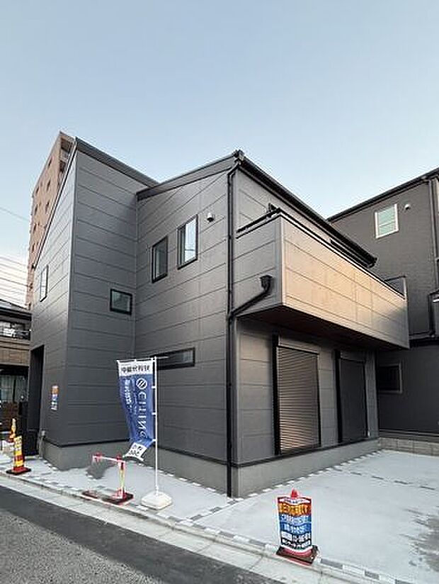 2路線利用可能で、通勤・通学やお出かけにも便利なアクセス環境です。行き先に応じて路線を使い分けられる点も魅力です。