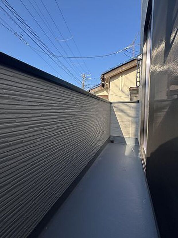 北側にあるバルコニーは、直射日光が少なく夏でも涼しく、植物や家具の日焼けがしにくいのが魅力。落ち着いた空間として使いやすく、読書やリラックススペースにも最適です。