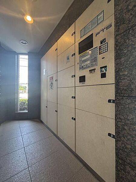 宅配ボックスを備えているため、不在時でも荷物の受け取りが可能です。再配達の手間を軽減できる便利な設備で、忙しい毎日の暮らしをサポート。共用部も清潔に保たれています。