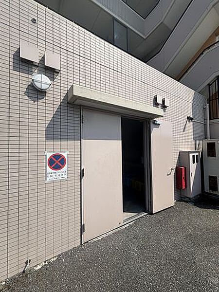 敷地内にゴミ置き場を備えており、毎日のゴミ出しもスムーズに行えます。共用部は整理整頓が行き届き、管理体制の良さが感じられる住環境です。清潔感のある暮らしを支えてくれます。