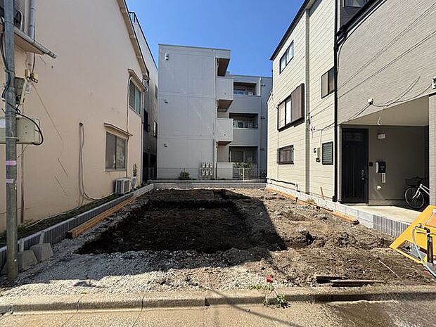 駐車スペースを確保した新築戸建です。前面道路との出入りもしやすく、お車を利用する機会が多いご家庭にも嬉しい設計となっています。