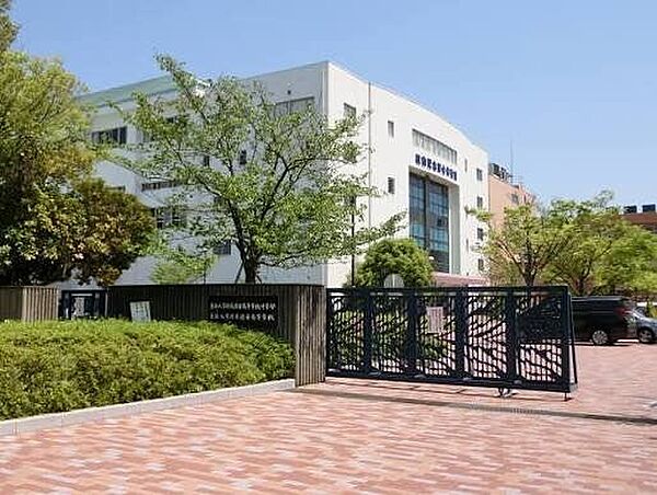 私立東海大学付属浦安高校 通学しやすい距離にある高校です。毎日の通学負担を抑えやすく、学校生活を送りやすい環境が整っています。周辺は落ち着いた街並みが広がり、安心して通学しやすい立地です。 1760m