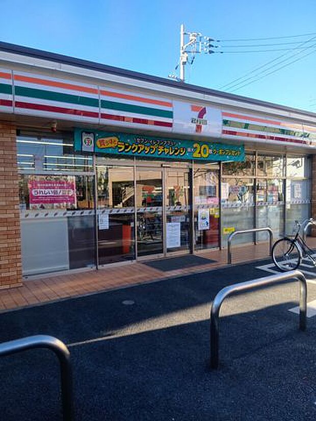セブンイレブン江戸川南篠崎4丁目店 欲しいものが欲しい時に手に入る“街の冷蔵庫”。こだわりのおにぎりやコーヒー、日用品まで揃い、24時間いつでも頼れる生活のすぐそばにある安心と便利の象徴です…