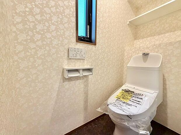ウォシュレットのついた温水洗浄便座のトイレです。暖房便座、脱臭、乾燥機能などを搭載し、トイレットペーパーの使用量を減らして清潔を保ちます。