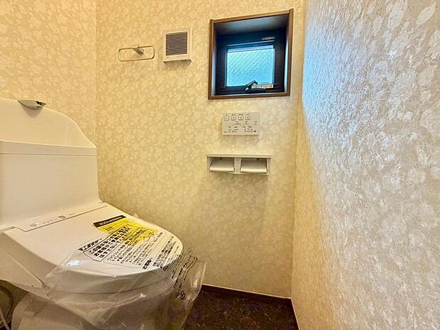 ウォシュレットのついた温水洗浄便座のトイレです。暖房便座、脱臭、乾燥機能などを搭載し、トイレットペーパーの使用量を減らして清潔を保ちます。