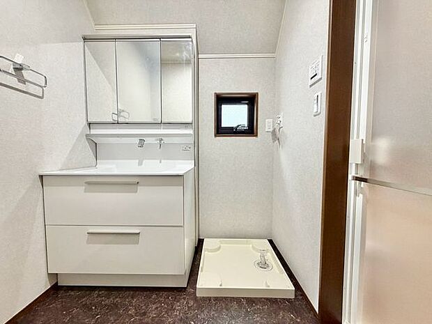 落ち着いた清潔感のある雰囲気の洗面所です。朝シャンや日々のお手入れにも便利なシャワー付き洗面化粧台です。収納もございますので、ちょっとした生活用品等の収納もできます!