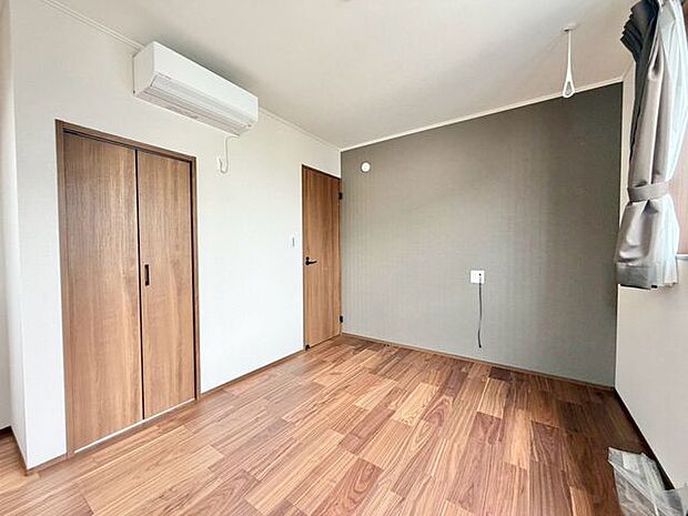 お子様のお部屋や寝室としても使いやすい洋室。フローリング仕様のためお掃除も簡単で、清潔感のある住空間を保てます。収納と組み合わせれば、すっきりとした暮らしが実現できます。