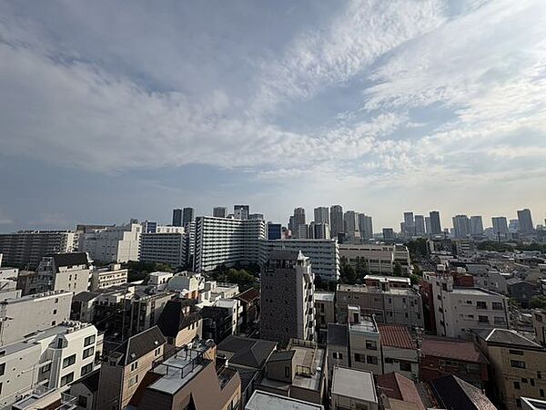 現地からは遠くまで広がる街並みを望める開放的な眺望が魅力です。空の広がりも感じられ、時間帯によって異なる景色を楽しめます。毎日の暮らしに心地よい開放感をもたらしてくれるロケーションです。