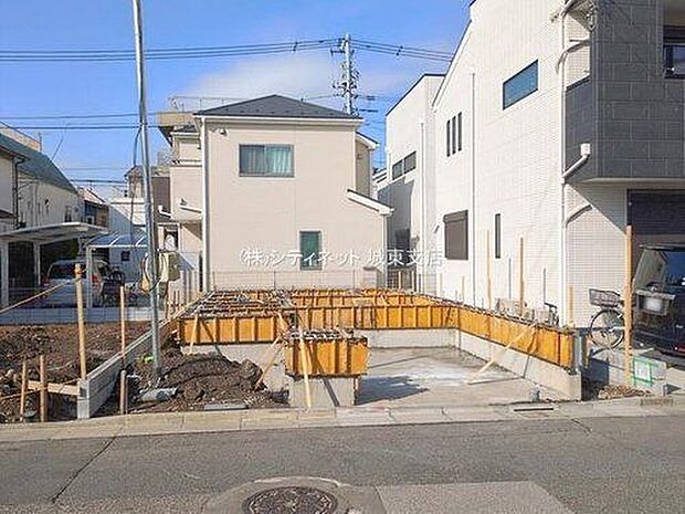現地では基礎工事が順調に進行中です。完成に向けて着実に工事が進められており、新しい街並みとともに住まいづくりが進んでいます。