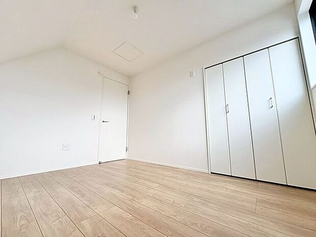 ホワイトで統一された部屋は清潔感やラグジュアリーな雰囲気を演出します。さらに、部屋を明るく広く見せてくれるのでどんな家具も合わせやすく、居心地のいい空間になります♪