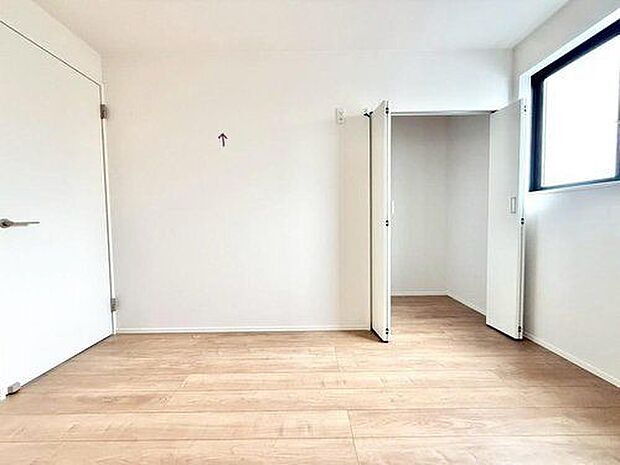 ベッドを配置しても十分な広さを確保できる寝室です。住んでから後悔しないために、そして何よりゆっくりと安眠できるよう、居心地がよく快適に過ごせる寝室の空間づくりにこだわりましょう。