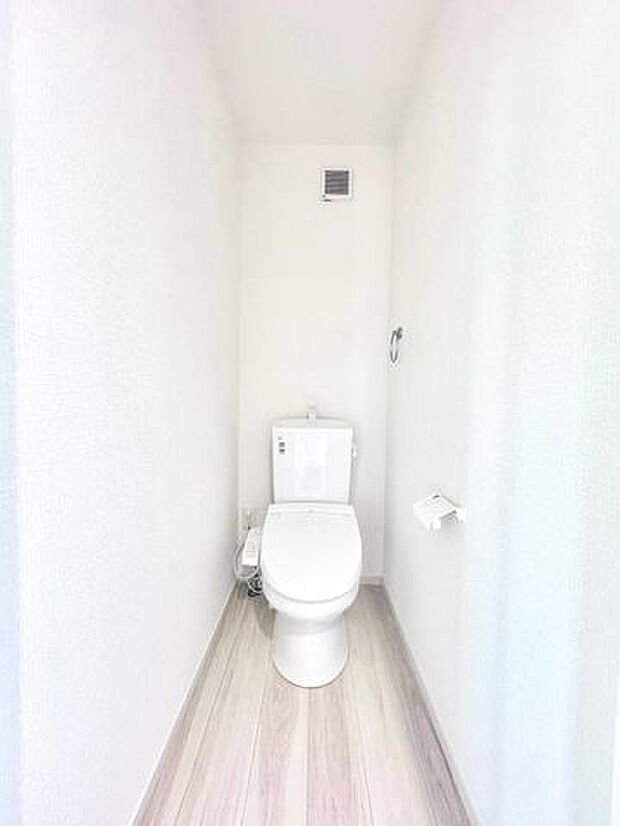 ウォシュレットのついた温水洗浄便座のトイレです。暖房便座、脱臭、乾燥機能などを搭載し、トイレットペーパーの使用量を減らして清潔を保ちます。