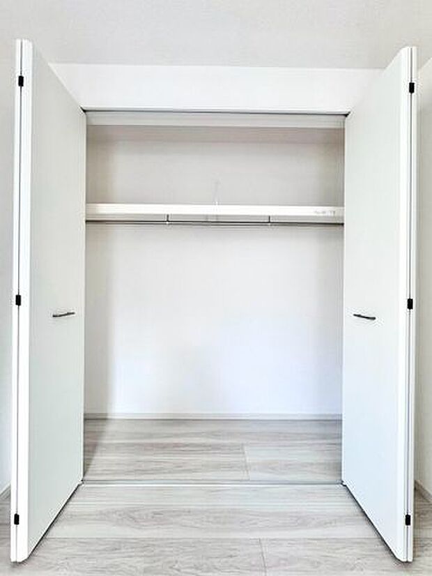各部屋に収納があり、クローゼットをうまく使えば広々快適な寝室になります。窓も多く、日当たりも風通しも良好なためお子様の勉強部屋としても活躍しそうです♪