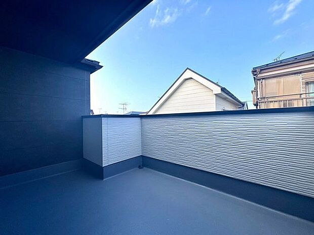 優しい風が感じられる開放感あるバルコニー。気持ちの良い眺望はこのお部屋の自慢です。青空を眺めながら一息つける環境で、心地いい毎日を過ごせそうですね♪