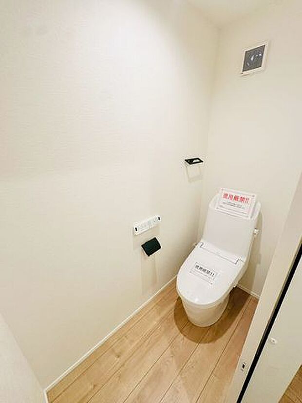 温水洗浄機能のついたシャワートイレです。トイレ内は収納があるため、トイレットペーパー、掃除用品、サニタリー用品などを隠して収納でき、空間がすっきりと保たれます。