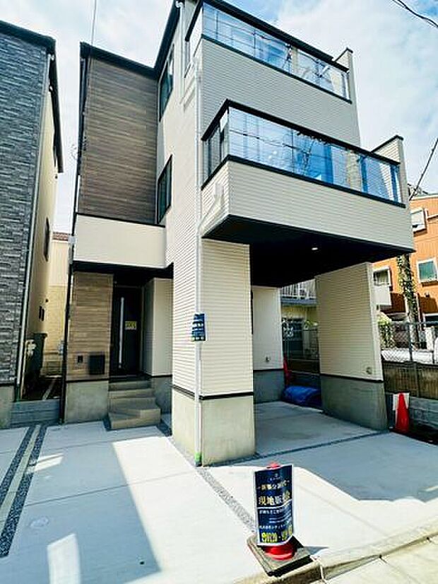 敷地が広いのでお客様の用途に合わせて敷地をご利用頂けます!玄関を奥に配置することで子供が道路に飛び出すこと心配を緩和できますね!
