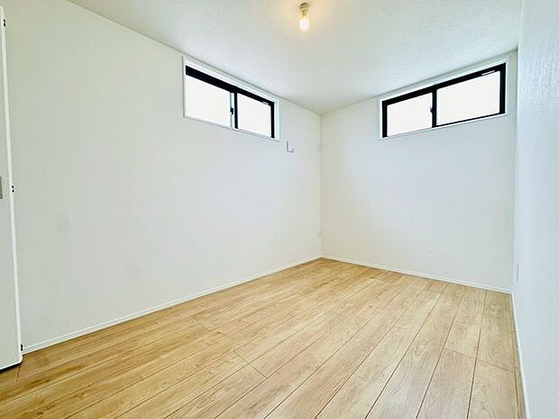 各部屋に収納があり、クローゼットをうまく使えば広々快適な寝室になります。窓も多く、日当たりも風通しも良好なためお子様の勉強部屋としても活躍しそうです♪