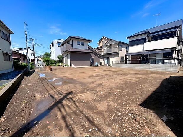 【区画】庭広々とした敷地を活かした庭スペースがあり、開放感のある住環境を演出します。お子様の遊び場やガーデニングスペースとして活用するなど、家族のライフスタイルに合わせてさまざまな楽しみ方ができます。
