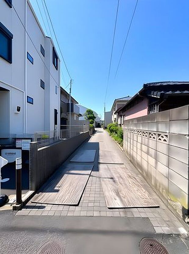 【前面道路含む現地外観】 幅員4.0mの公道に面したスッキリとした前面道路アプローチ。車の出入りやすれ違いもスムーズに行える環境が整っており、毎日の通勤や送迎の時間を快適に支えます。