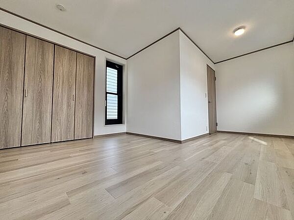 各部屋に収納があり、クローゼットをうまく使えば広々快適な寝室になります。窓も多く、日当たりも風通しも良好なためお子様の勉強部屋としても活躍しそうです♪