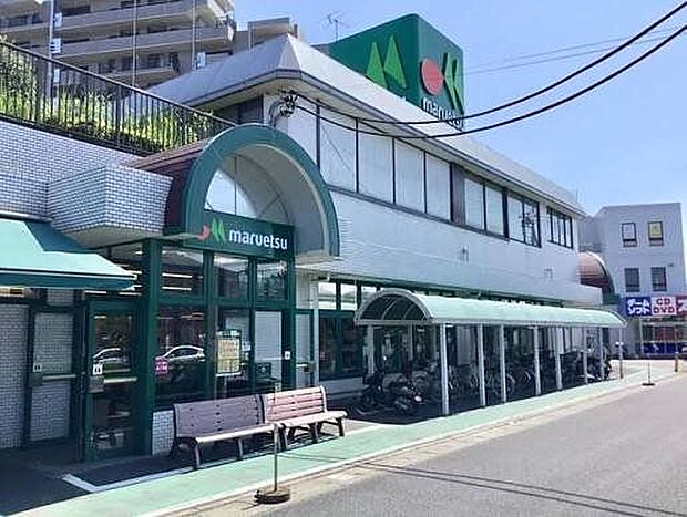 マルエツ市川大野店 食品や日用品など幅広い商品を取り扱う店舗。日々の食材やちょっとしたお買い物にも利用でき、生活を支えてくれる便利な買い物施設です。 470m