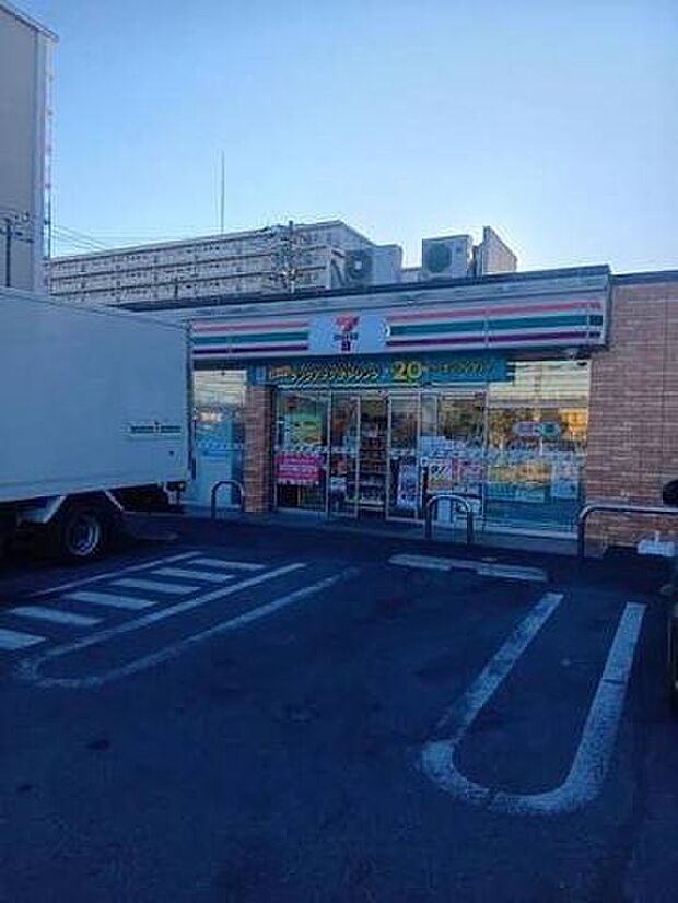 セブンイレブン市川南大野2丁目店 欲しいものが欲しい時に手に入る“街の冷蔵庫”。こだわりのおにぎりやコーヒー、日用品まで揃い、24時間いつでも頼れる生活のすぐそばにある安心と便利の象徴です。 620m