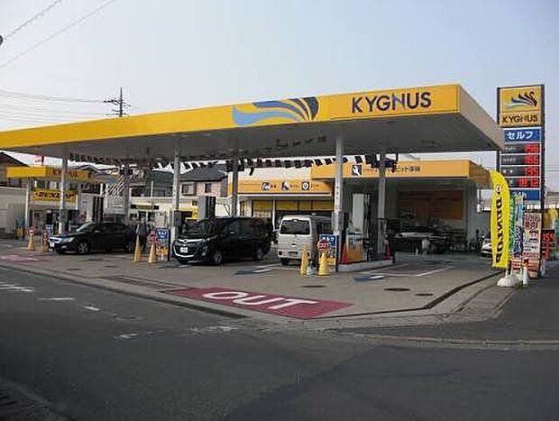 キグナスオブリステーション市川大野 ガソリンの給油やカーケアなどに利用でき、日常の車移動に便利なガソリンスタンド。お買い物やお出かけの際にも立ち寄りやすく、車を利用するご家庭に嬉しい施設です…