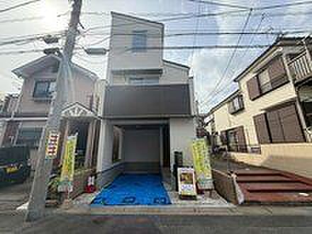 落ち着いた色味と直線的なフォルムが印象的な外観。周囲の住宅街になじみつつ、さりげない存在感を放ちます。飽きのこないデザインで、長く安心して住み続けられる佇まいです。