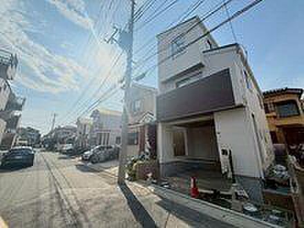 落ち着いた住宅街に位置し、車通りも少なく静かな住環境が魅力です。生活利便施設も身近にそろい、子育て世帯から幅広い世代に暮らしやすい周辺環境です。