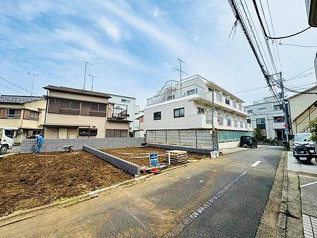 現地は開放感のある更地で、陽当たり・通風ともに良好な立地。周辺は落ち着いた住宅街で住環境も良好です。建物プランが描きやすく、理想の住まいを実現しやすい魅力的な区画です。