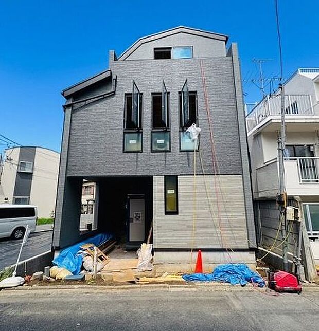 前面道路は見通しが良く開放感のある立地。車通りも比較的少なく、落ち着いた住環境が広がります。周辺は閑静な住宅街で、小さなお子様がいるご家庭にも安心して暮らせる環境です。