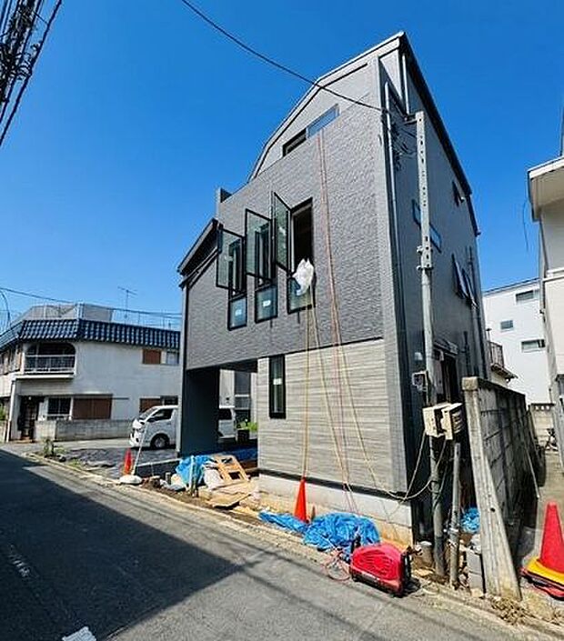 現地は開放感のある立地で陽当たり・通風ともに良好です。周囲に高い建物が少なく圧迫感がないため、のびのびとした暮らしを実現できます。落ち着いた住宅街に位置する安心の住環境です。