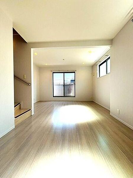 リビングはダイニングとリビングを真ん中で区切りやすく家具の配置や使い勝手がいいです！対面式キッチンですのでお料理中でもリビングが見渡せてご家族の会話も弾みます♪