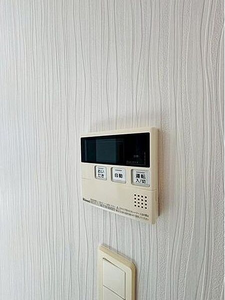 スイッチ1つで一定量の湯を浴槽に張ったり、保温や追い焚きをすることができるシステムが付いたオートバスです。まったりと楽しめる癒しのバスタイムをぜひご堪能ください♪