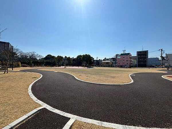 閑静な住宅地で生活することは、静かな環境で過ごせる、交通量が少ないので安全、子育てに適している、 夜間も静かで窓を開けて寝やすい。などのメリットがあります！