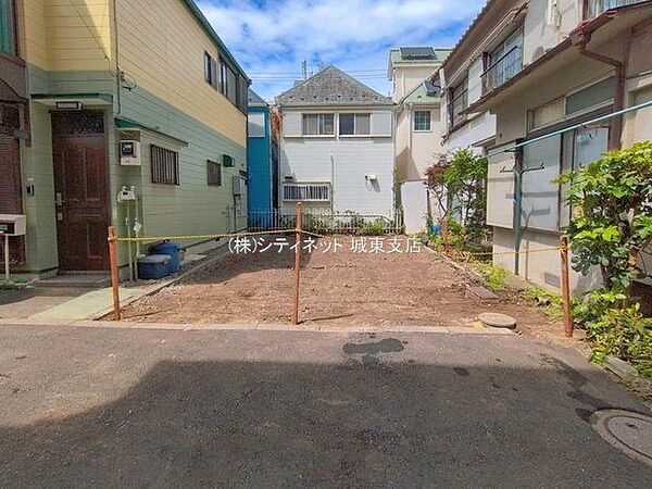 周辺には公園が多くお子様とのお散歩や自宅での作業の息抜きにお散歩するのもおすすめです！子供が集まり遊べる場所があることはコミュニケーション能力の向上につながります。