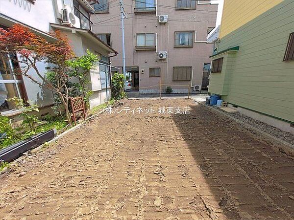 洋室はシンプルで使い勝手の良い設計。主寝室や子ども部屋、書斎など、ライフスタイルに合わせて柔軟にお使いいただけます。落ち着いた色合いと心地よい採光で、ゆったりと過ごせるプライベート空間です。