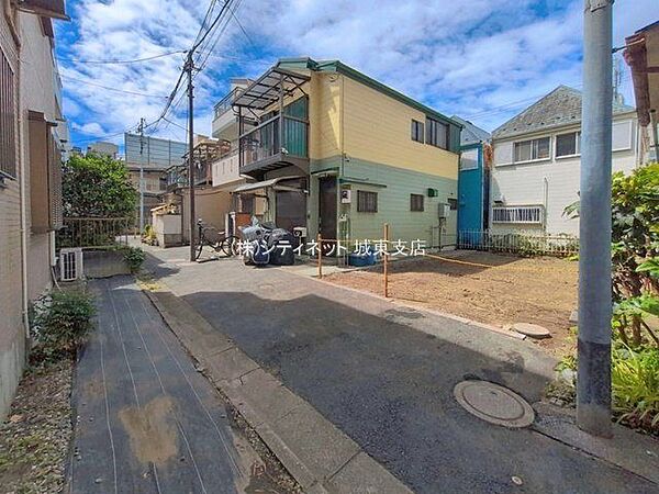 前面道路は幅員約6mの公道に面しており、車の通行や出入りもスムーズに行えるゆとりのある道路環境です。車同士のすれ違いもしやすいため、日常の車利用や来客時にも安心してご利用できます。