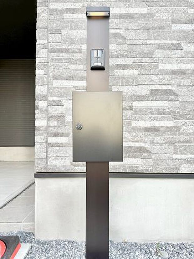 郵便ポストとインターホンを一体化した機能的な門柱を採用。郵便物の確認や来客対応がスムーズに行え、住まいの外観もすっきりとした印象を演出します。