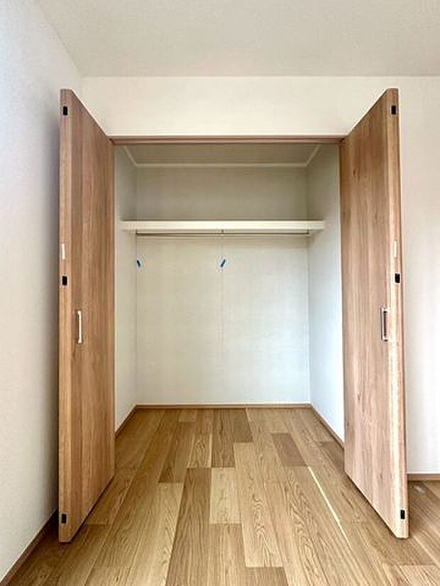 ストレージルームやお子様部屋、書斎など収納部屋としても集中して作業する部屋としても多方面で活躍してくれます。収納とクローゼットもあるので室内を広く、有効的にお使いいただけます。