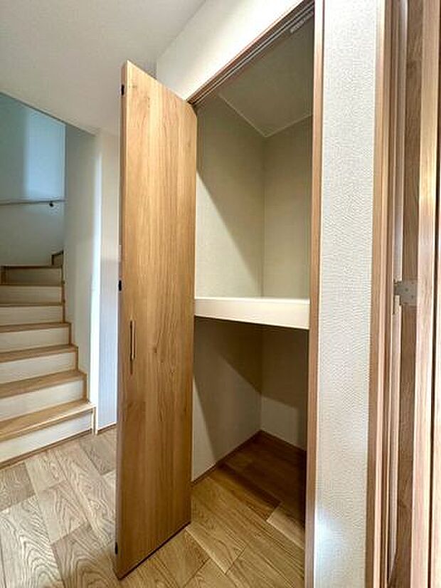 動線上にある廊下収納で家事効率アップ。玄関や水回りにも近く、使いたいときにすぐ取り出せる便利な配置。生活感を抑えたスッキリとした空間を保てます。