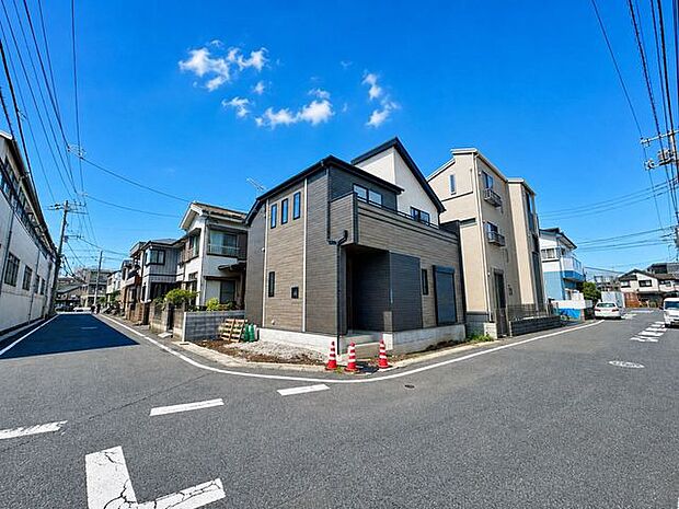 前面道路は幅員約6mの公道に面しており、車の通行や出入りもスムーズに行えるゆとりのある道路環境です。車同士のすれ違いもしやすいため、日常の車利用や来客時にも安心してご利用できます。