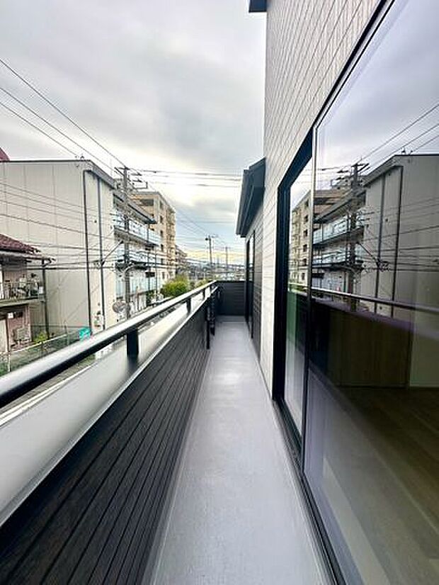 角地につき室内にはたっぷりと陽光が差し込み、心地よく快適な住空間を実現します。バルコニーが向かい合わせになる住居もないので快適に生活できます。バルコニーからの眺望は物件選びにおいて重要です！