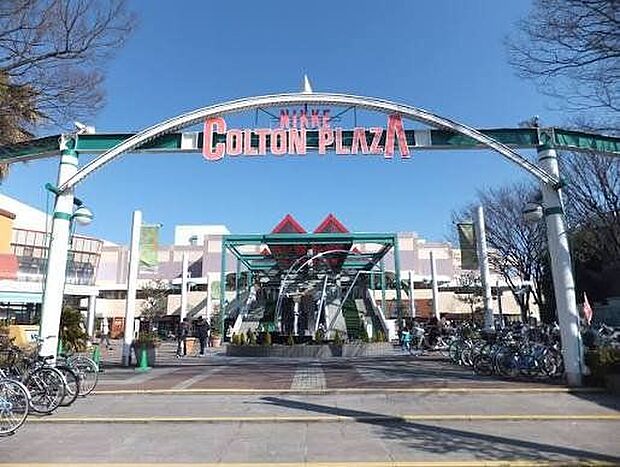 ニッケコルトンプラザ 徒歩25分。イオンスタイルや多数の専門店、映画館（TOHOシネマズ）などが揃う地域の中心的な商業・憩いの施設。 1970m