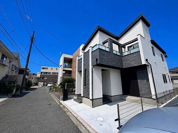 奥まった玄関は、視線を遮りプライバシーを確保する効果があります。特に道路や隣家からの視線を遮り、家の中が直接見えないよう奥まった設計をすることで、落ち着いた空間を演出できます。