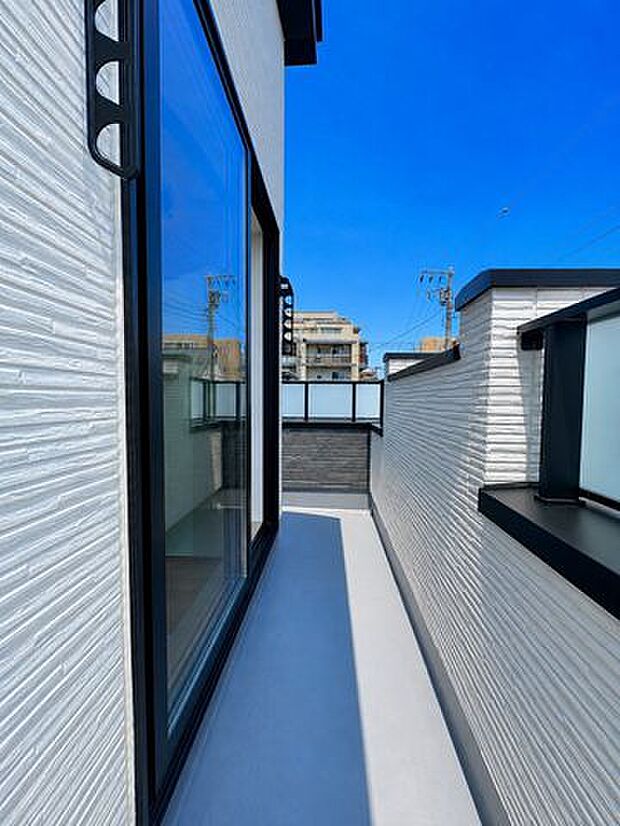 優しい風が感じられる開放感あるバルコニー。気持ちの良い眺望はこのお部屋の自慢です。青空を眺めながら一息つける環境で、心地いい毎日を過ごせそうですね♪