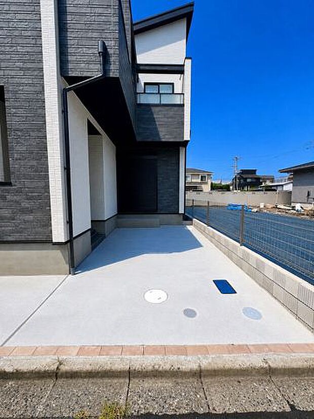 自宅に駐車スペースがあれば毎月の駐車料金が不要になり、通勤・買い物・送迎がスムーズになる大きなメリットがあります。前面道路は5m以上あり駐車もスムーズです。