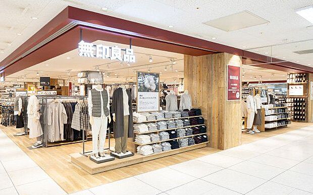 無印良品イオン市川妙典店 徒歩18分。衣服、家具、雑貨だけでなく、冷凍食品や量り売りのお菓子も扱っています。 1390m